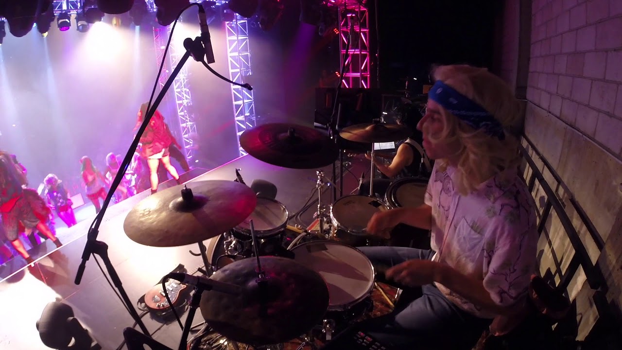 We Will Rock You (Drum Pit Cam) - We Are The Champions/ Bows