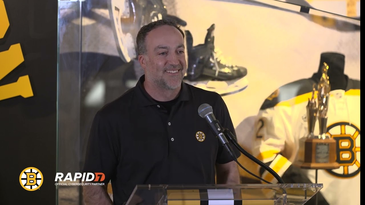 Директор любительского скаутского отдела Райан Надо общается со СМИ после драфта НХЛ 2025 года.