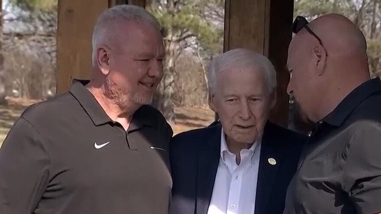 Legendary Bill Snyder reunites with players from first K-State teams