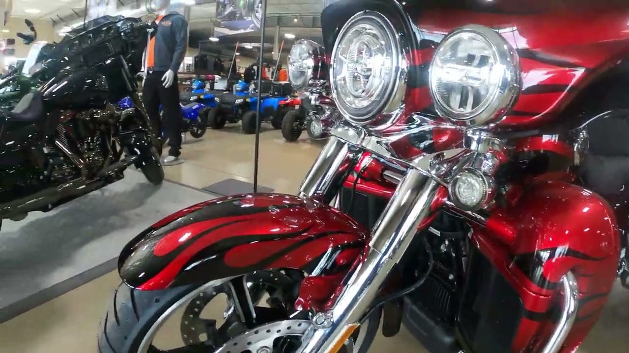 Dante's Red Fade 2022 CVO Tri-Glide
