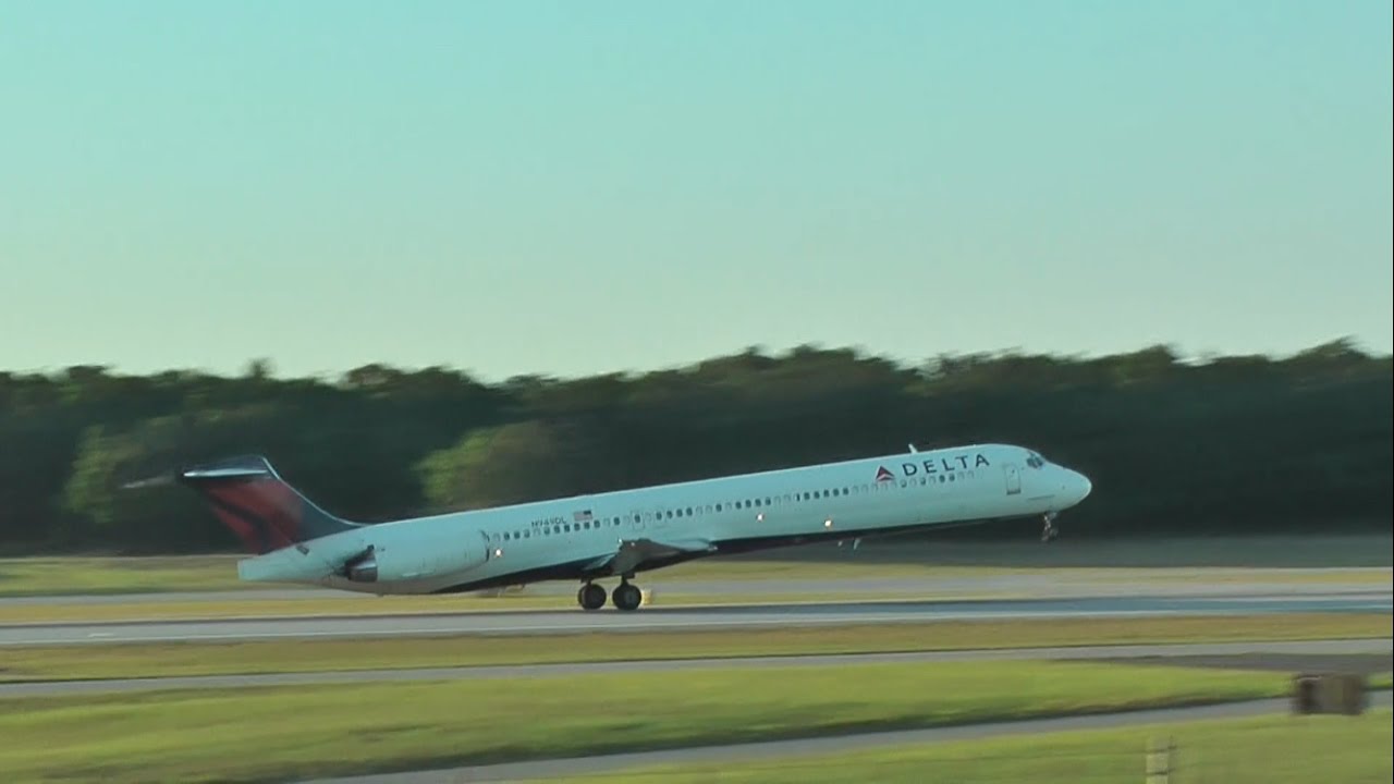 Delta MD-88 Takeoff Pensacola International Airport