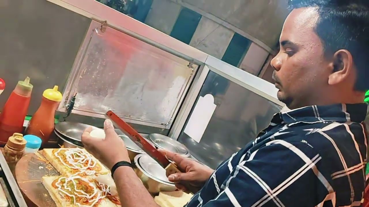 Preparation of egg sandwich by Sandwich Hub dumdum -- 7 tanks