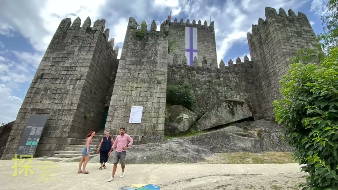 葡萄牙吉马良斯城堡（Castelo de Guimarães）坐落于葡萄牙北部的吉马良斯，是该国最具象征意义的的中世纪城堡，被誉为“葡萄牙的摇篮”