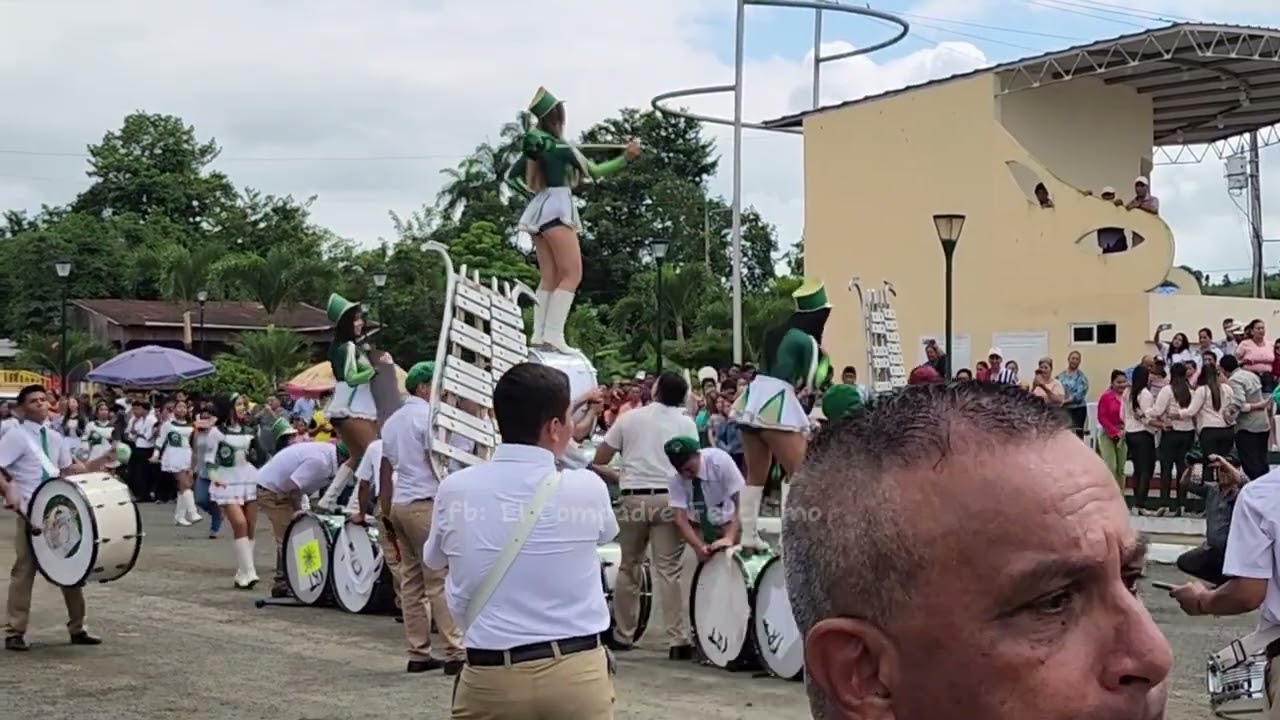 Desfile Cívico en la Parroquia Eloy Alfaro del Cantón Chone en la Provincia de Manabí