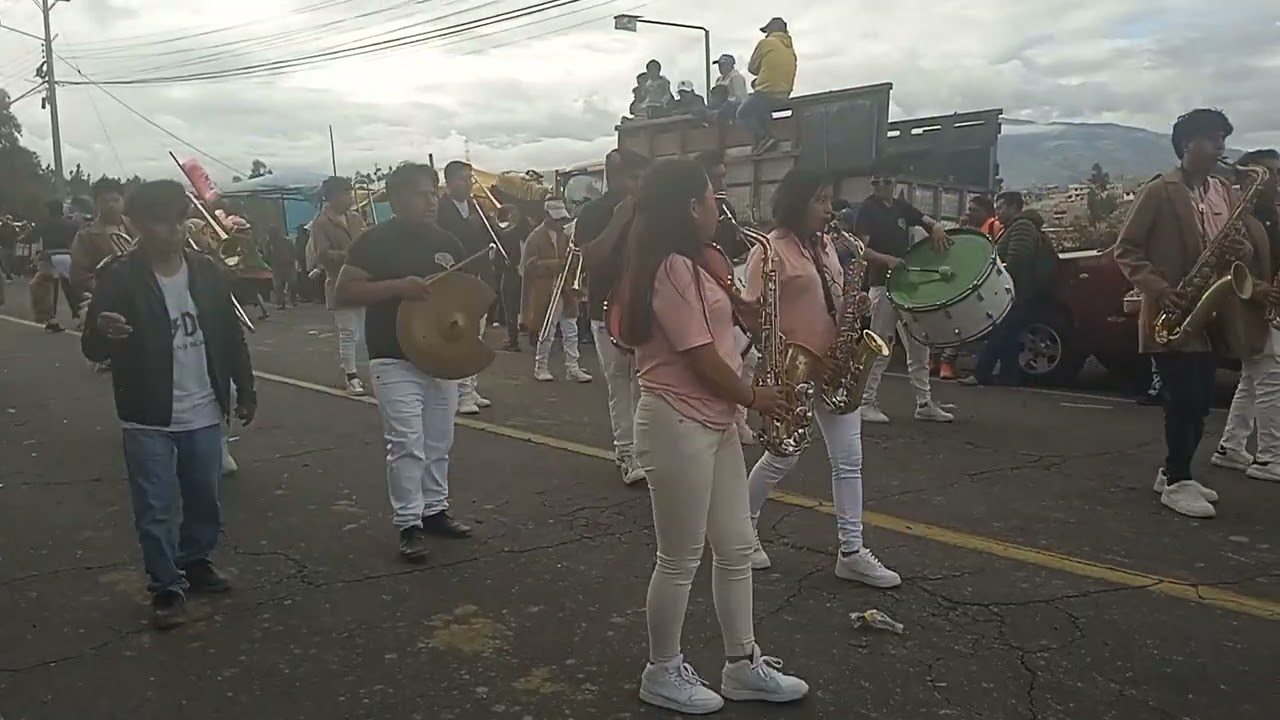 Banda La Unika de los Hermanos Ruiz y un Grupo de Danza en el Desfile de Picaihua 2026
