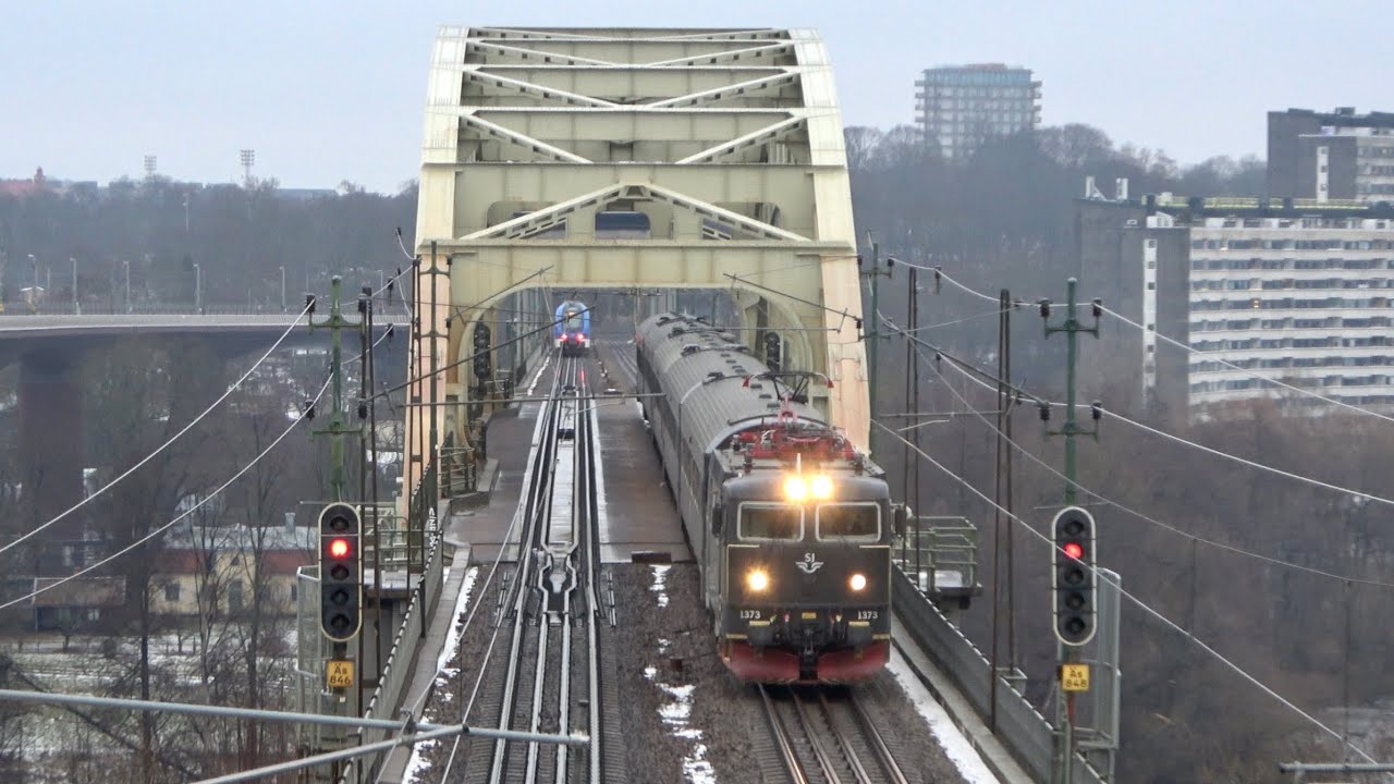 Tåg vid Årstabroarna - Stockholm i December