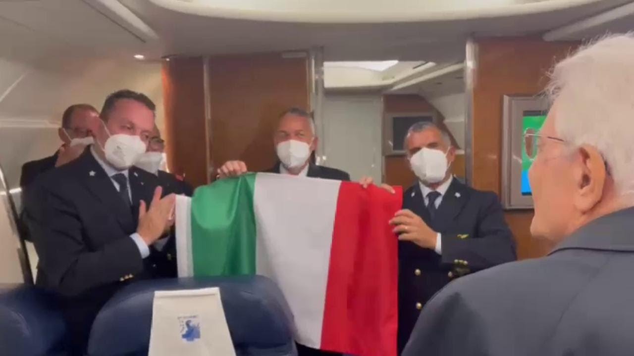 Euro2020, Mattarella riparte per Roma: ad attenderlo in aereo c'è il tricolore