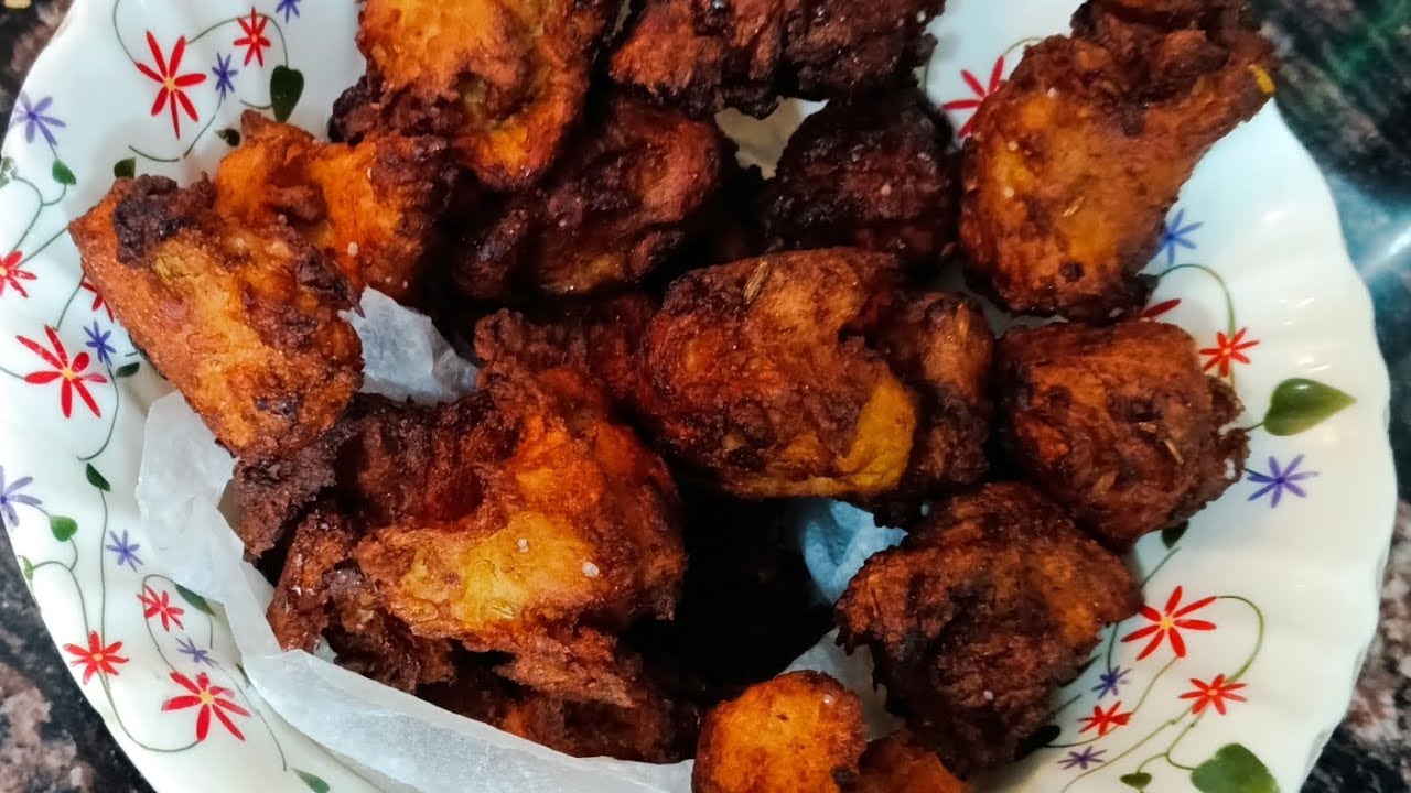 Mithe  mithe kele ke pakode/ vade.