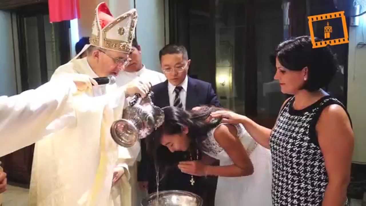 Dos j&oacute;venes chinas reciben el Bautismo, la primera Comuni&oacute;n y la Confirmaci&oacute;n