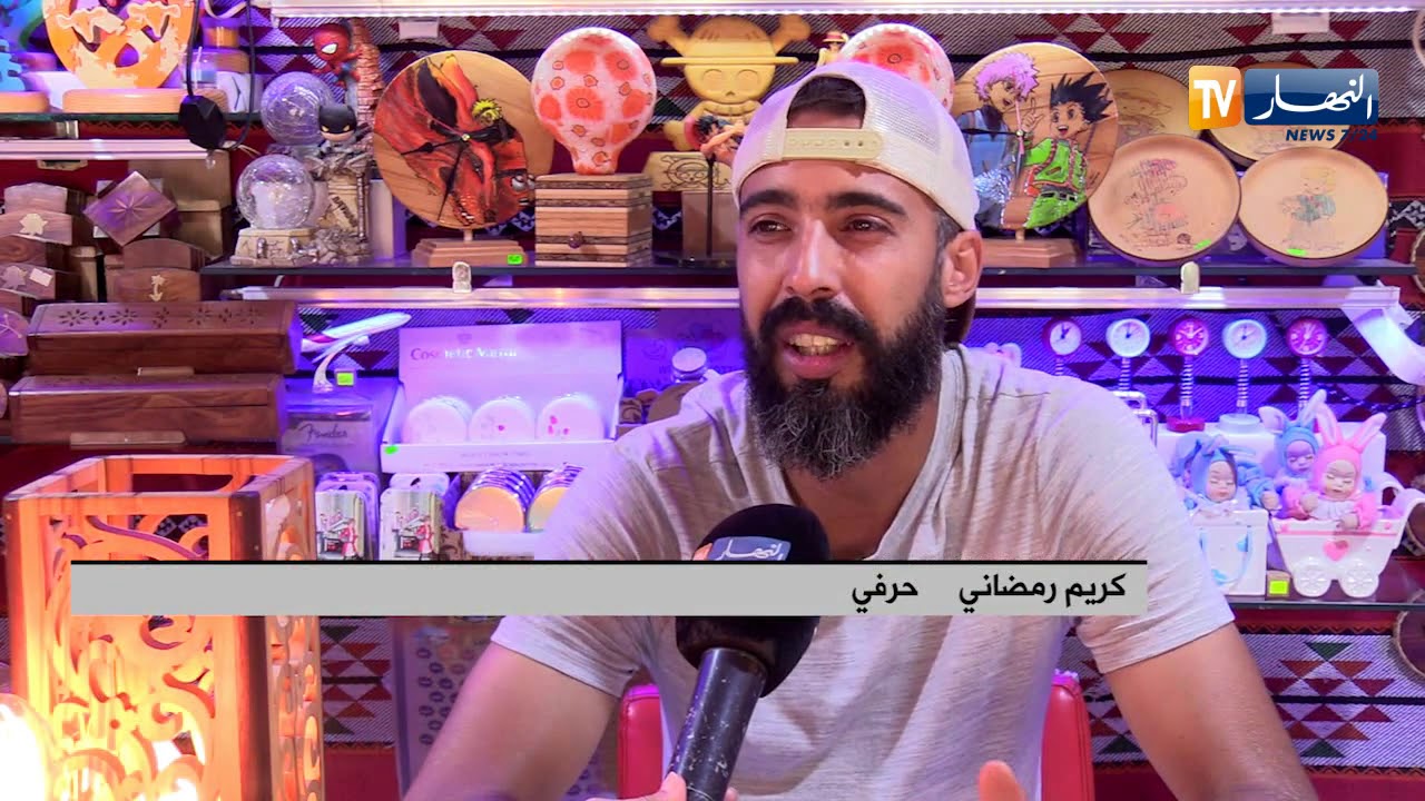 كريم.. يداعب الخشب فيزرع فيه الحياة ليحوله إلى تحف فنية