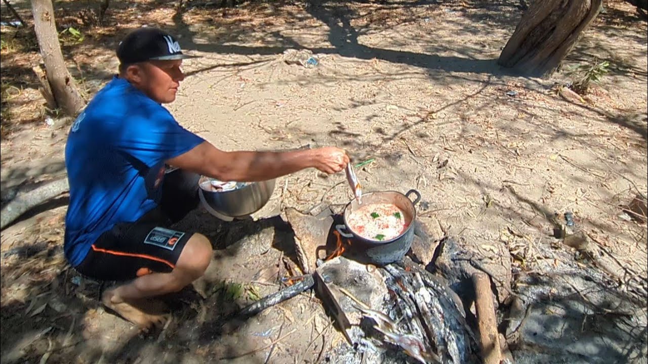 Preparando la sopa de pescado y asando pescados 