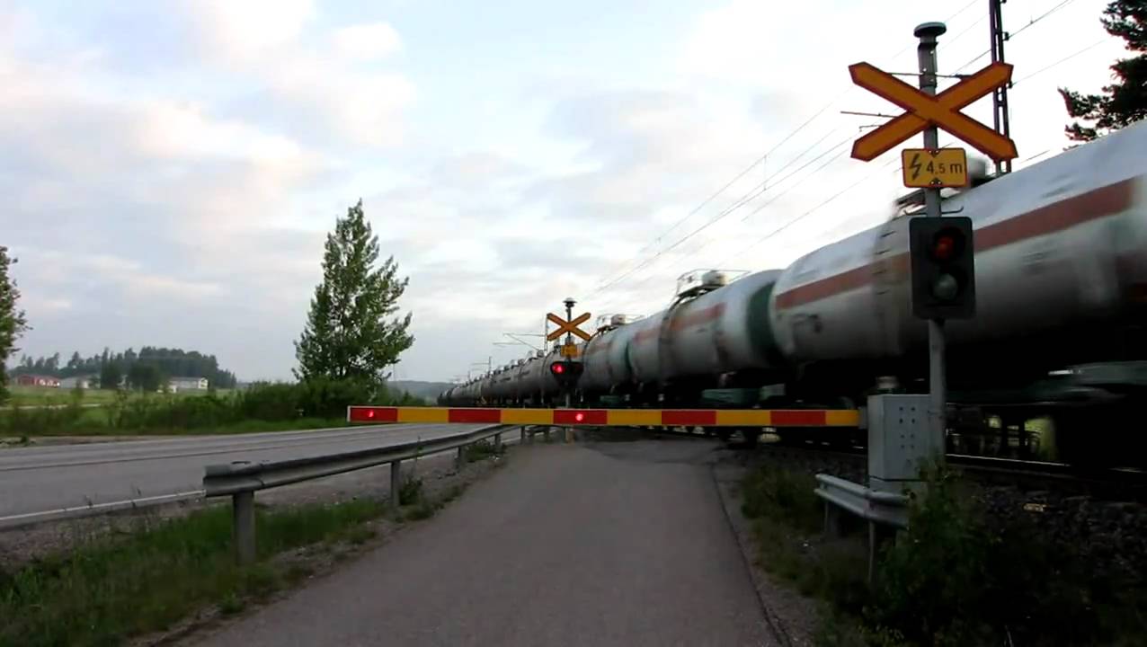 Freight train 2090 passes Martinkyläntie level crossing