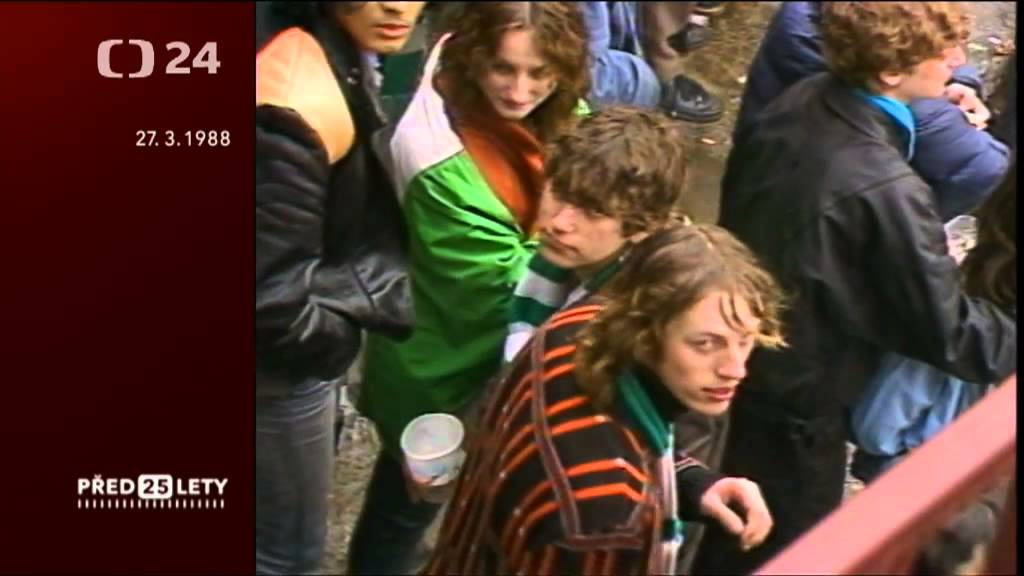 Vlajkonoši / ultras / kotelnicí za komunismu na zápase Bohemians - Žilina (Březen 1988)