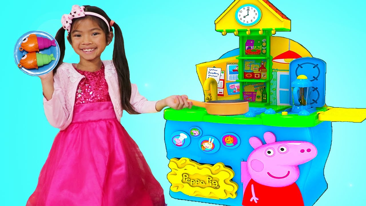 Emma Pretend Play con su Juego de Cocina de PEPPA PIG | Juguetes para Ni&ntilde;os