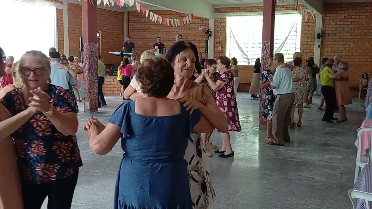 Linda festa no bairro Santana de Rio do animada pela Banda essência 