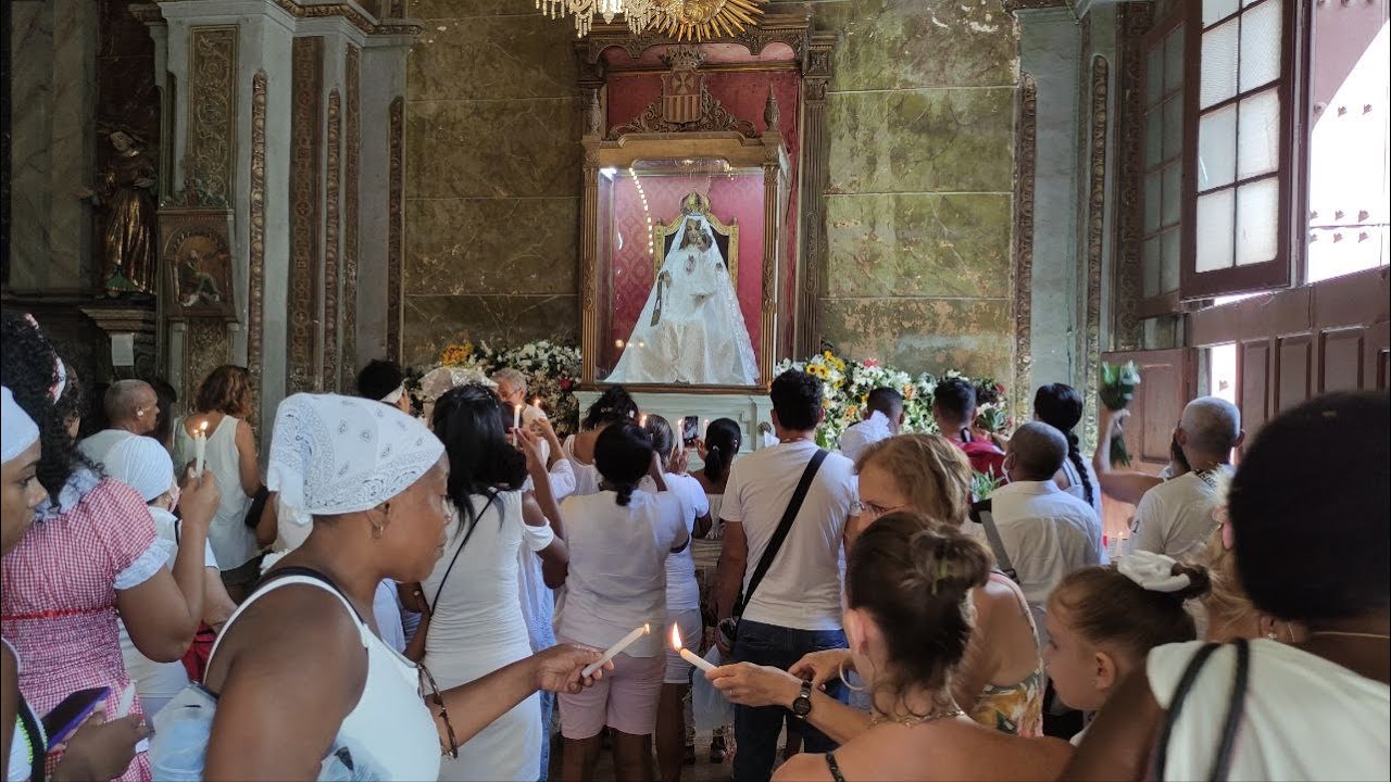 Velas y rezos en La Habana para la patrona de los prisioneros: la Virgen de la Merced