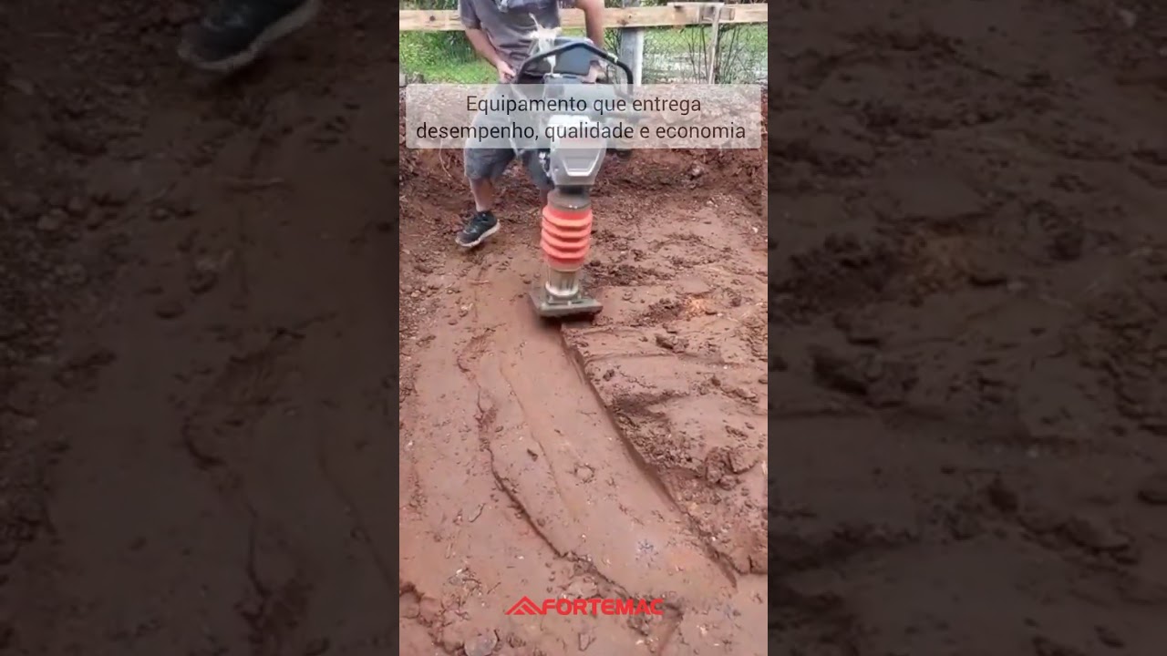 Cliente utilizando o Compactador de Solo Sapo de Percuss&atilde;o CP-80 Fortemac para compactar terra