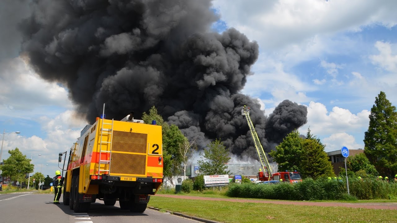 Crashtender ingezet bij zeer grote brand Veilingweg Berkel en Rodenrijs