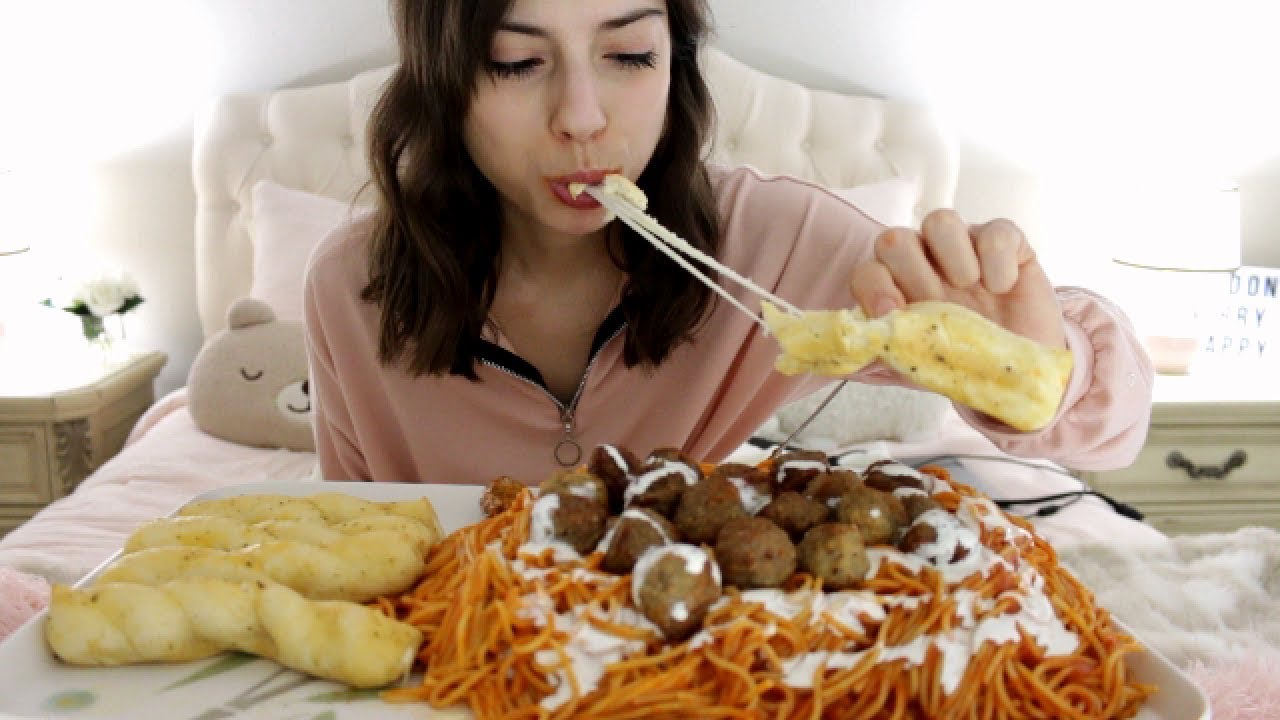 SPAGHETTI AND MEATBALLS + CHEESY BREADSTICKS MUKBANG