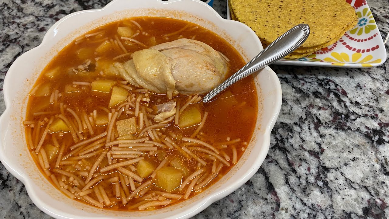 SOPA DE FIDEO CON PAPAS Y POLLO