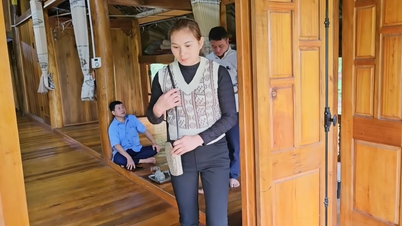 Luyen's father made him stay behind and forbade him from going with Vong