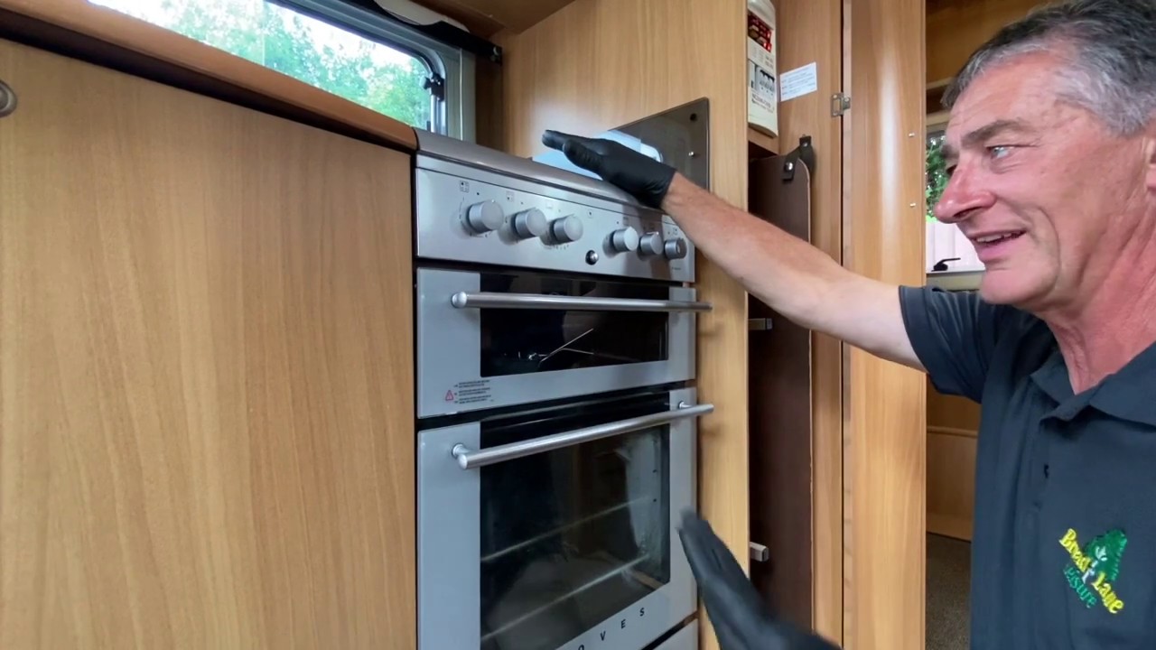 Stoves oven demonstrated on a Swift Challenger 2006 model