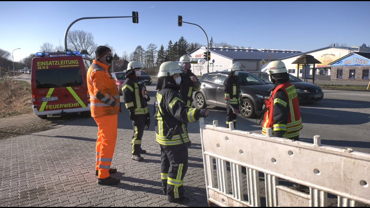 RIESEN VERKEHRSCHAOS - EINSATZKRÄFTE BELEIDIGT - POLIZEI UND FEUERWEHR SPERREN ZUFAHRTEN