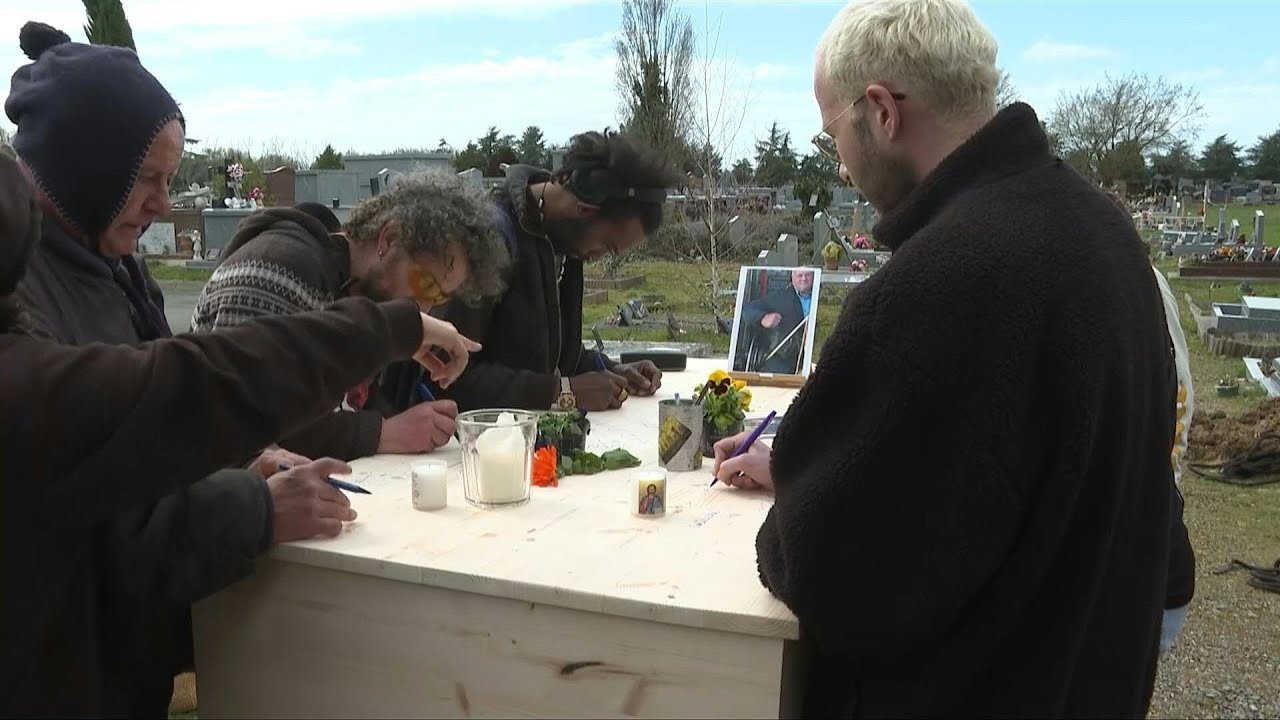 Près de Toulouse, un enterrement digne pour les morts de la rue | AFP