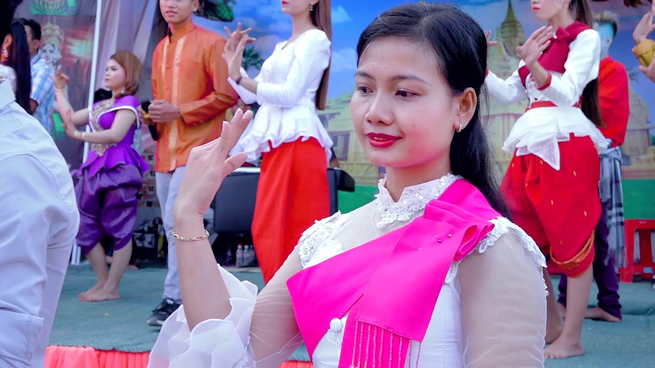 វត្តយេីងសប្បាយ/ Múa hát rất vui ở chùa Phú Giao