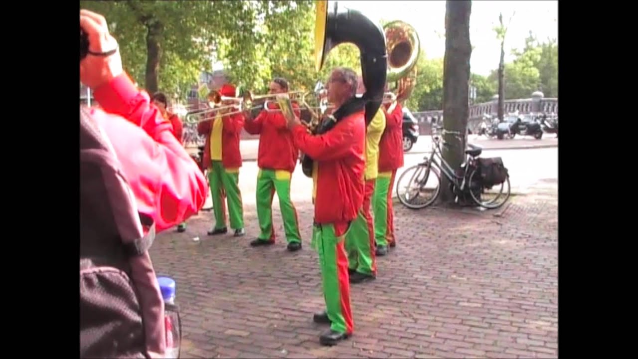 Blaaskapel de Dwarsliggers op het Noordplein
