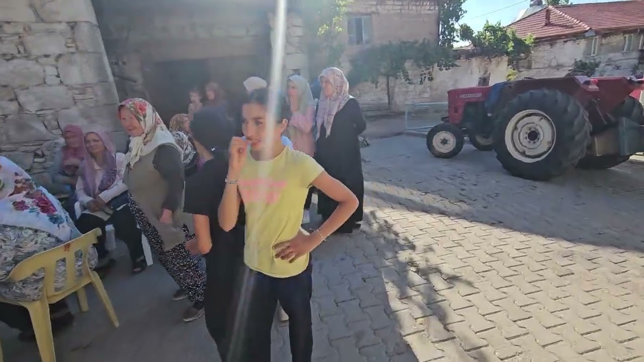 DEMİRCİ'nin ESENYURT KÖYÜNDE ŞERİF YADİKAR OĞUZ ÇİFTİNİN ÇOCUKLARI AT ÜZERİNDE TEKBİRLERLE DOLAŞIYOR