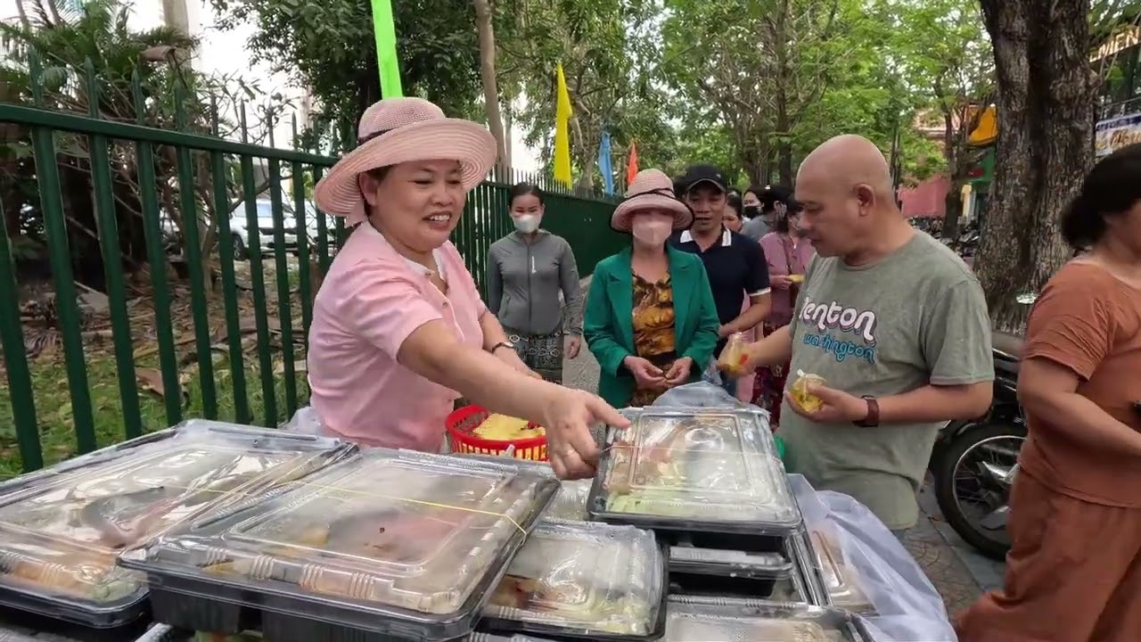 CƠM CHAY RẰM THÁNG GIÊNG - CHÚ JOHN BLAKESLEE TẶNG B/N BV HUẾ CƠM TRƯA VUI VẺ   |Trân Trân Huế