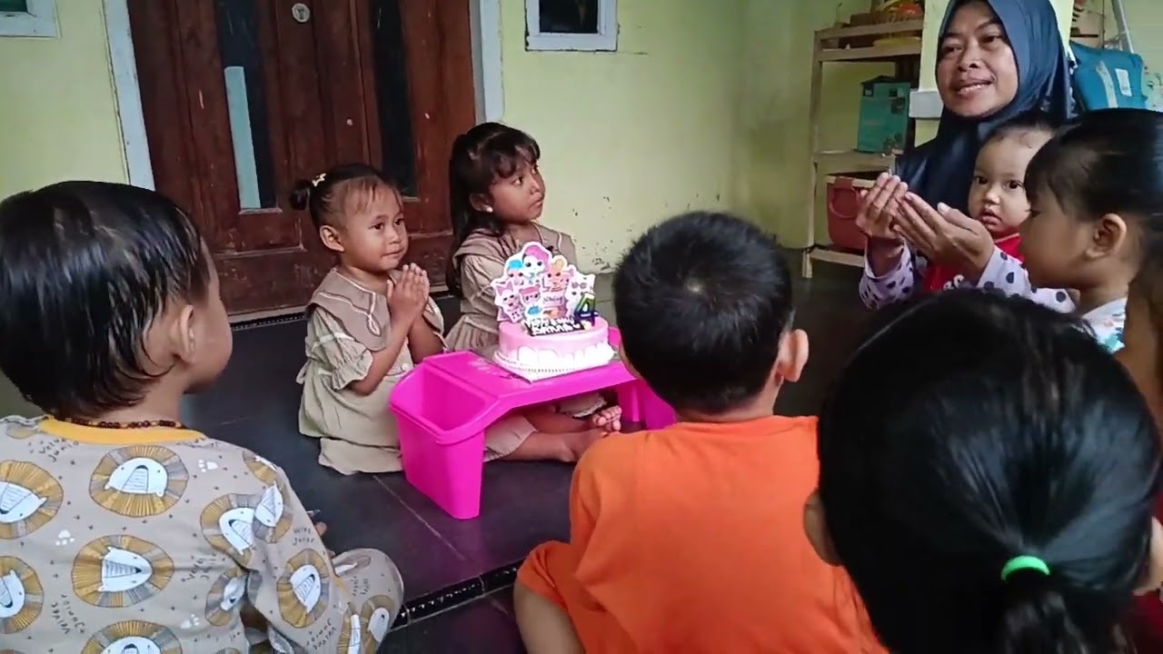Ulang tahun adek saras, disini ibu melihat jiwa ngemongnya kakak sekar keren bangetttt