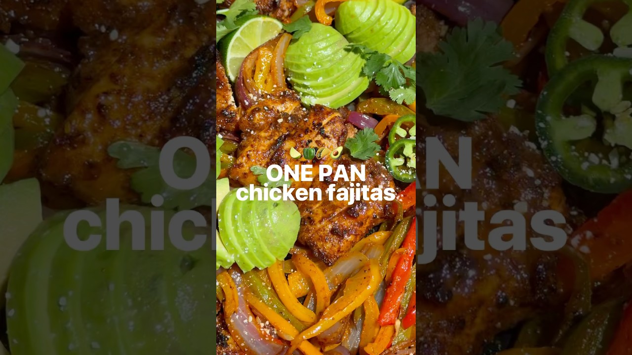 ONE PAN Chicken Fajitas: Click the link in my bio and then select the photo to get the recipe ❤️