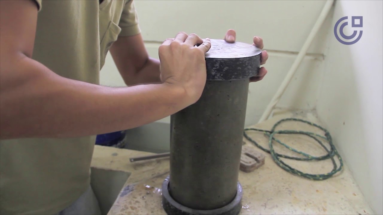 Ensayo de cilindro de hormigón en máquina de compresión
