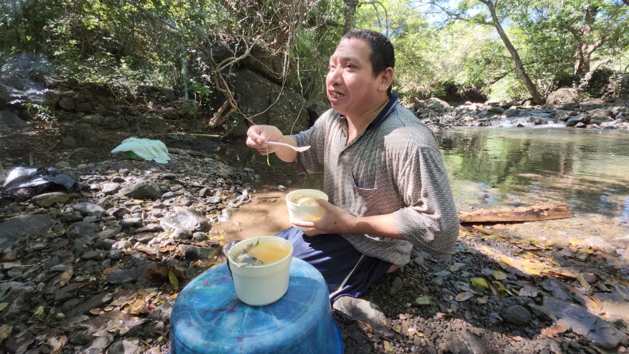 Beto feliz disfrutando la sopa que tanto deseaba en el rio😱con sus amigos gracias a unos hondureños🙏