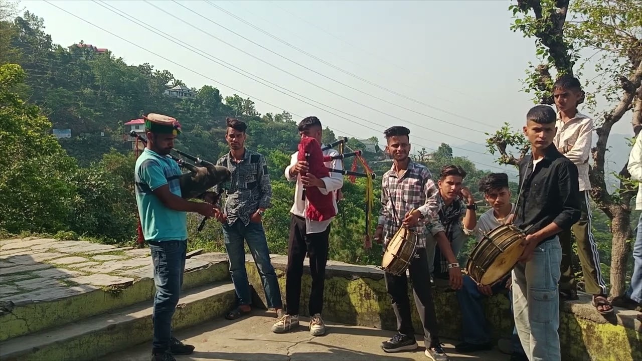 Nain tere maa naina devi song playing