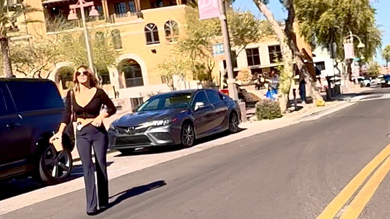 Зима в Скоттсдейле, Аризона. Красивые автомобили, синоптик и т.д. Чистота.