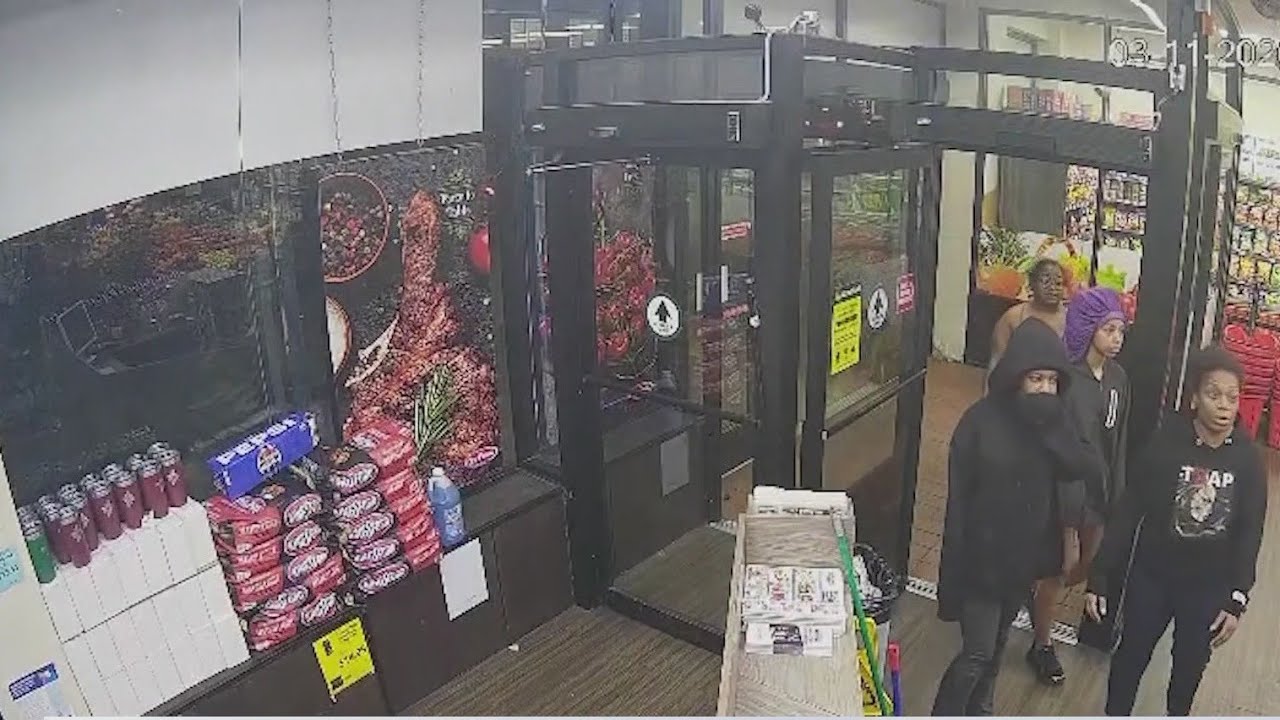 В результате нападения на продуктовый магазин в Бронксе пострадали 2 сотрудника.