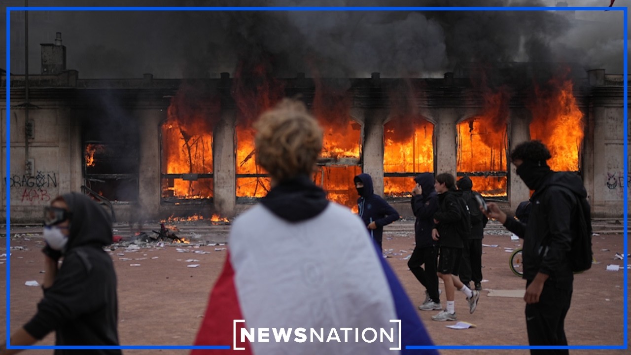 Хаос во Франции: 2400 арестов за выходные и призывы к введению комендантского часа после разрушит...