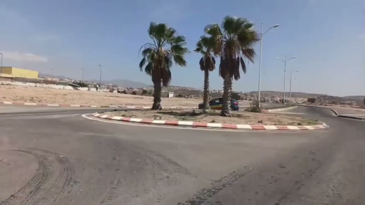 الدورة الشرفية ب تليلا من خارج السيارة