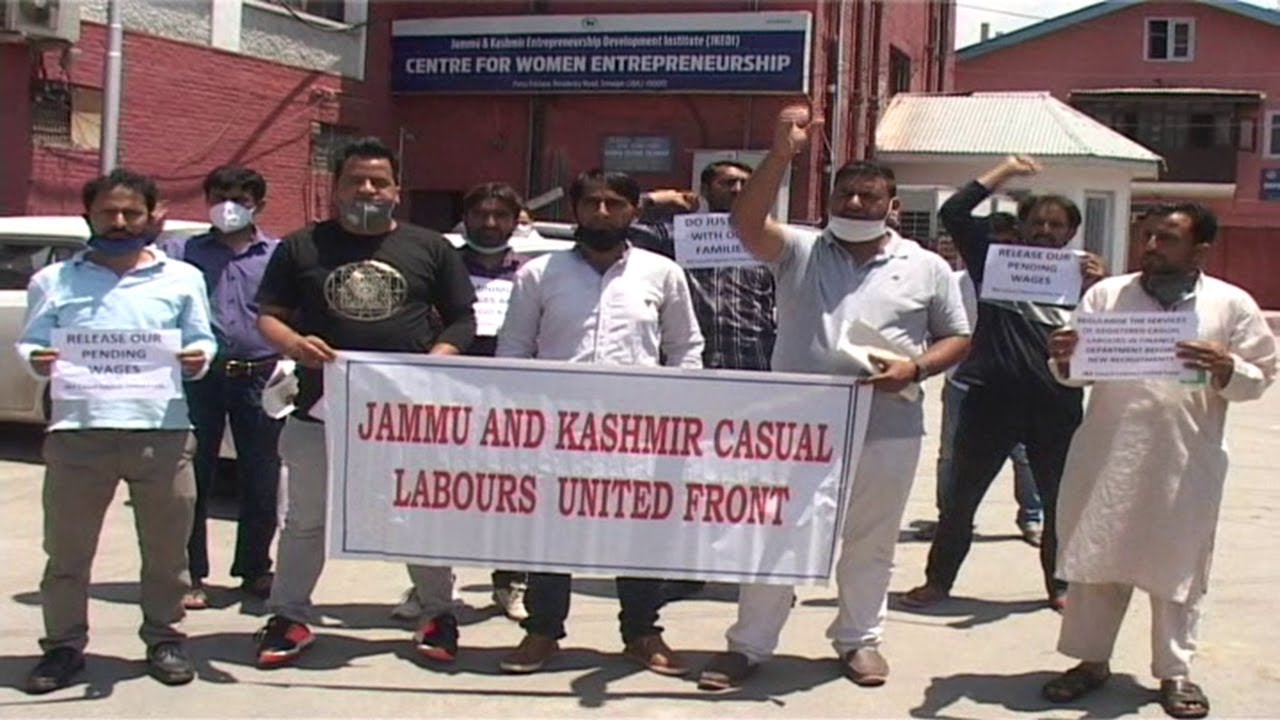 Srinagar:  Daily Wagers Protest Against New Recruitment Policy