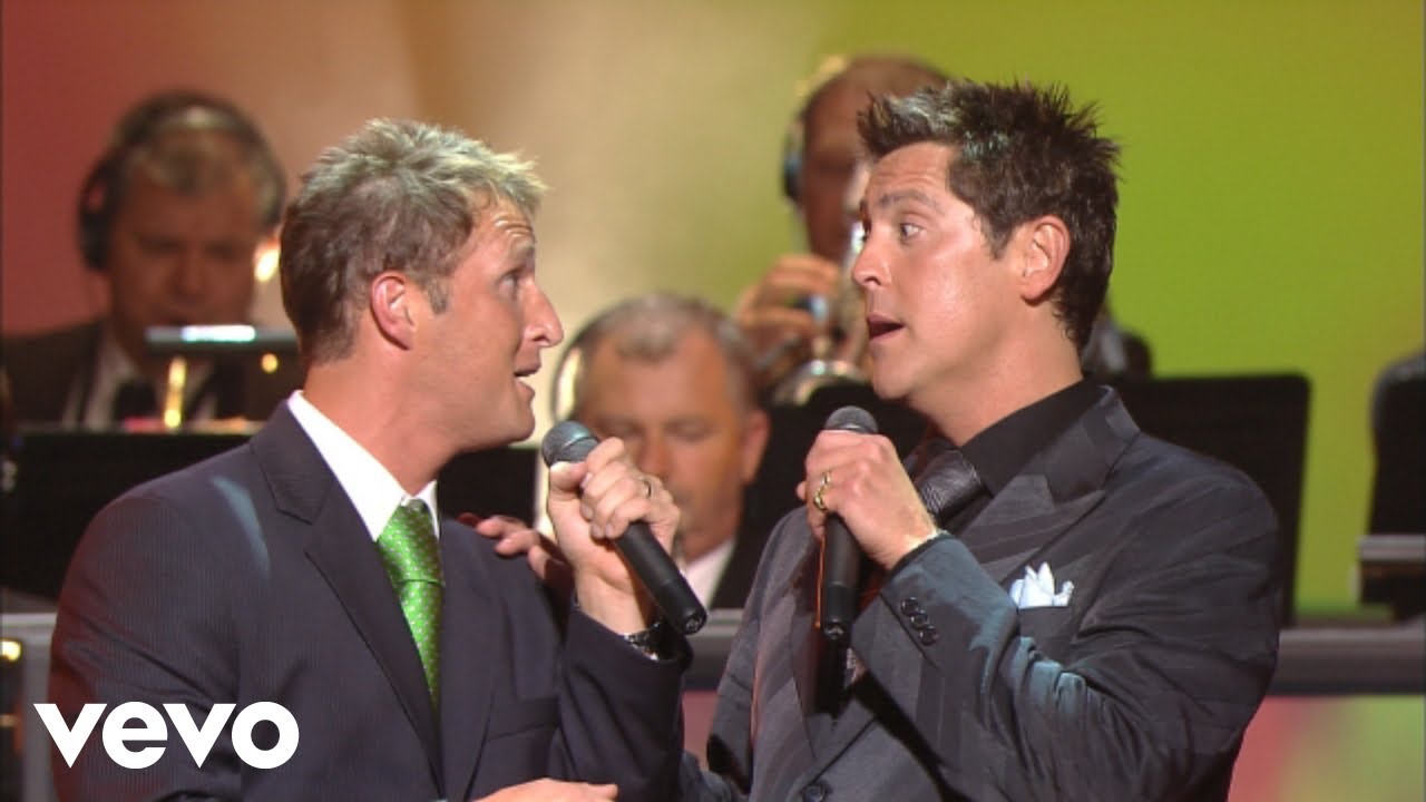 Bill & Gloria Gaither - He Made a Change [Live] ft. Ernie Haase & Signature Sound