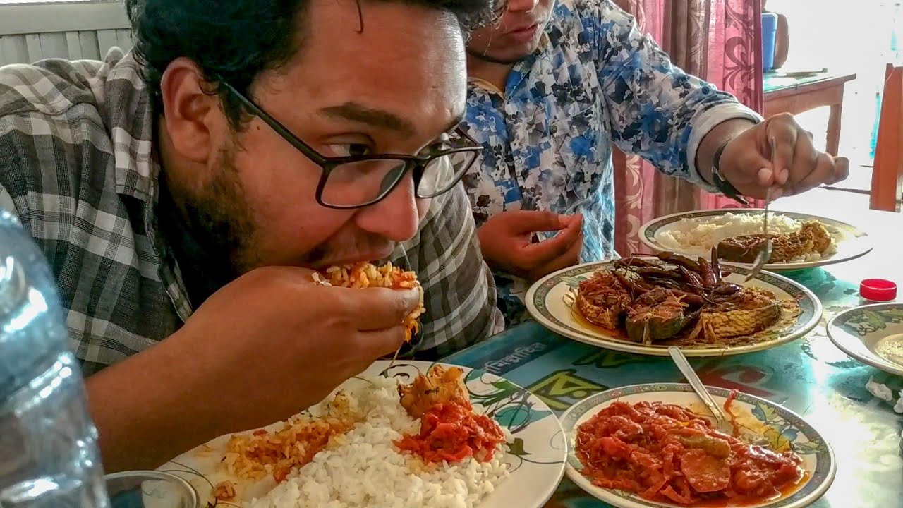 Eating Lunch(Rice/Hilsa Fish/Aloo Bharta/Curry/Shutki) With Friends at ilish er Bari Chandpur Hotel
