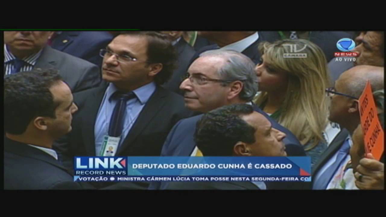 Por 450 votos a 10, Eduardo Cunha tem o mandato cassado na Câmara