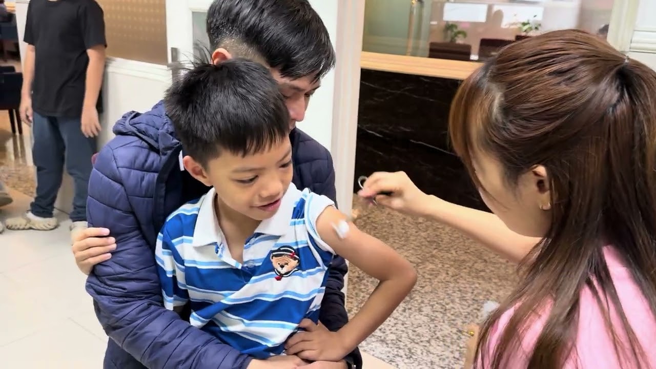 Anh Bon đi tiêm không khóc nhè