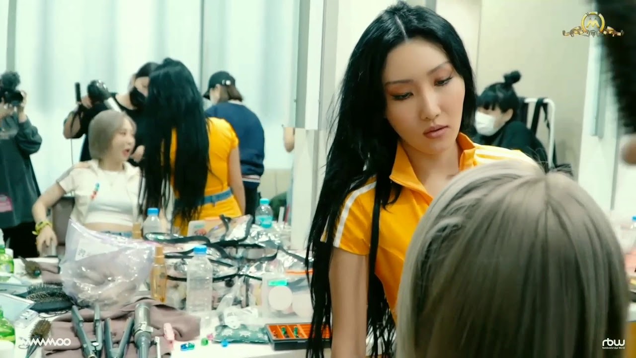 Hwabyul moments 👩&zwj;❤&zwj;👩 that stare 👀