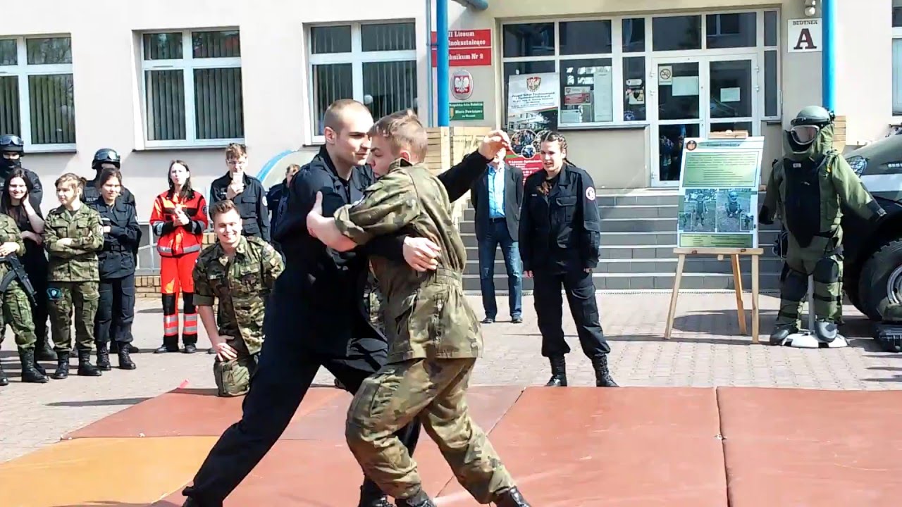 Pokaz samoobrony klas mundurowych ZSTiO Września 16.04.2016r