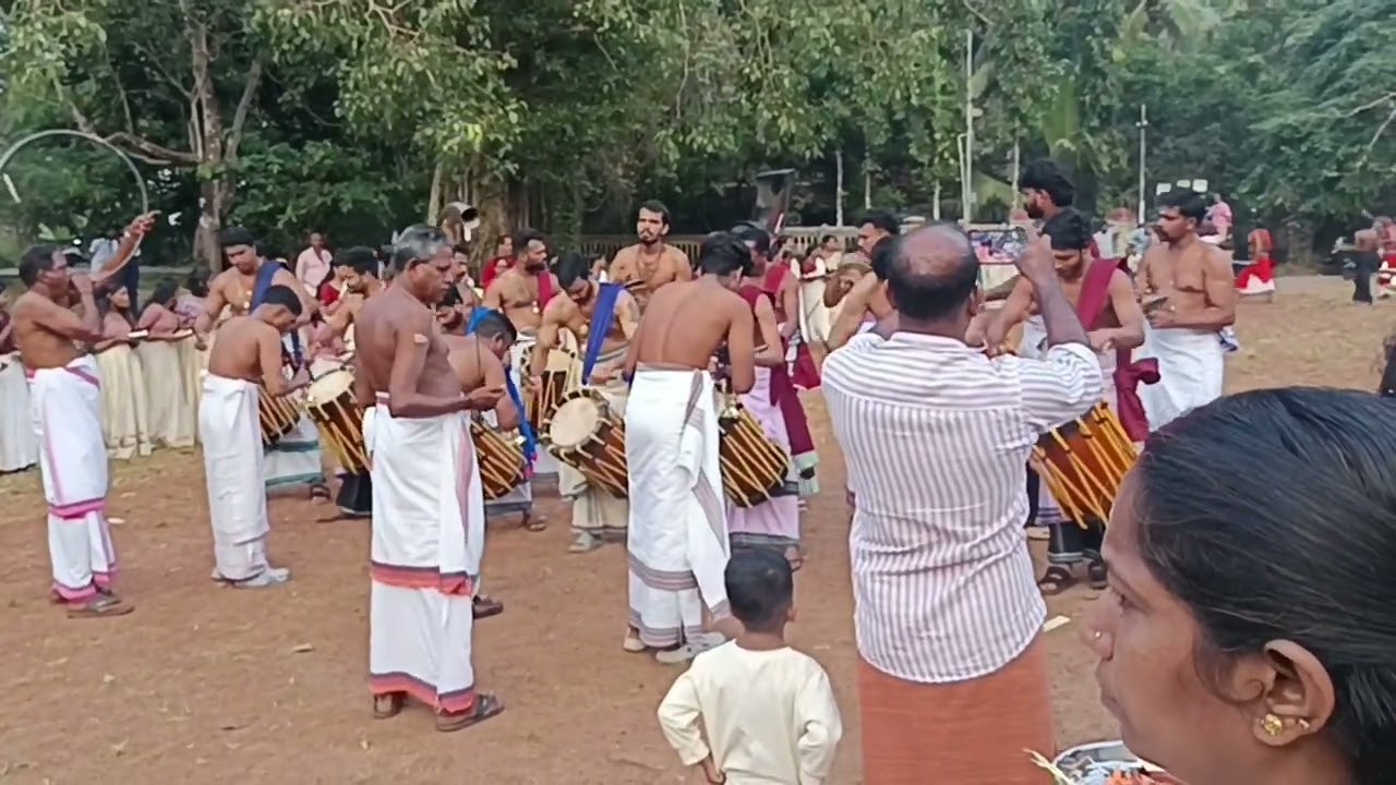 പള്ളിക്കര വേളയാട്ട് ശ്രീനരസിംഹമൂർത്തി ക്ഷേത്രത്തിലെ ദേശവിളക്ക് 2025