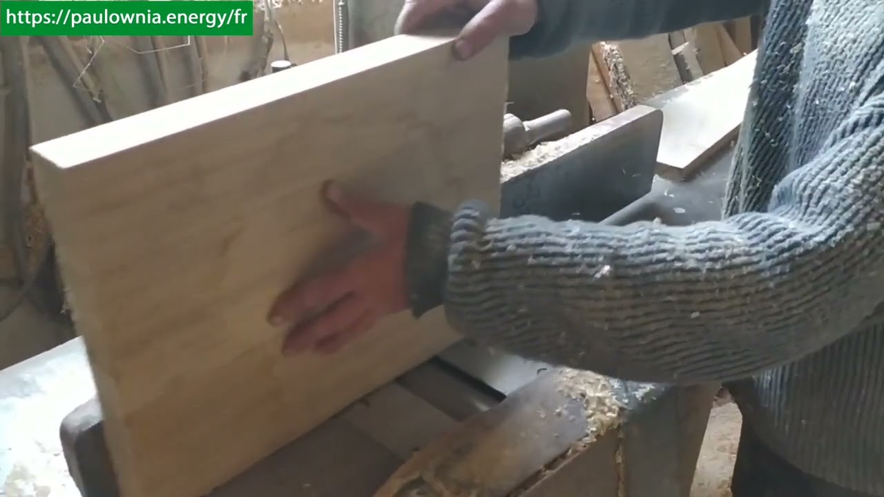 Travailler avec du bois Paulownia dans l'atelier. Traitement.